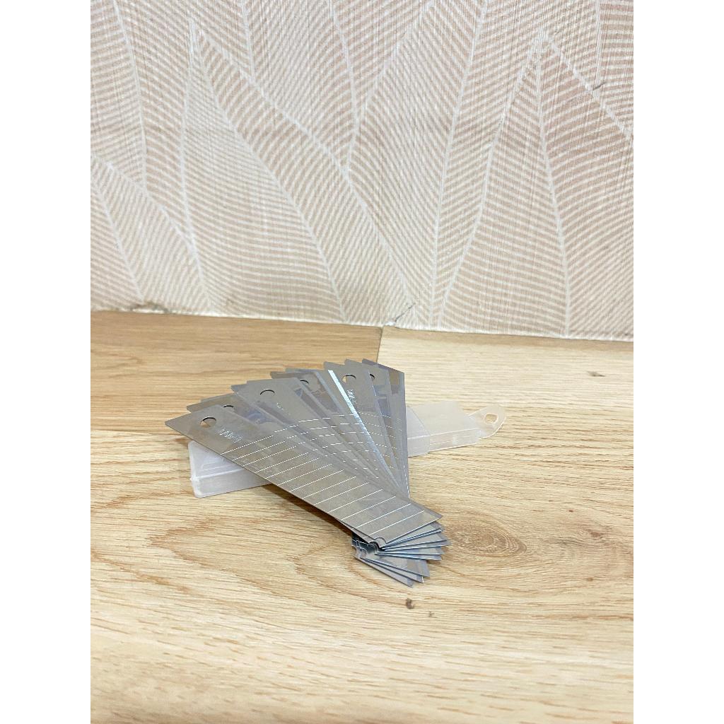 

ISI 10 PCS ISI CUTTER BESAR 18mm REFILL PISAU KATER BAJA LEBAR BAGUS tipe model / Refill Cutter