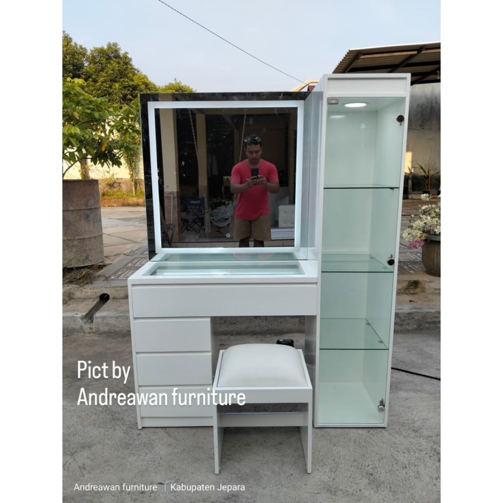 Lemari Meja Rias Minimalis dan Lampu Cat Duco Putih Solid Kayu Jepara