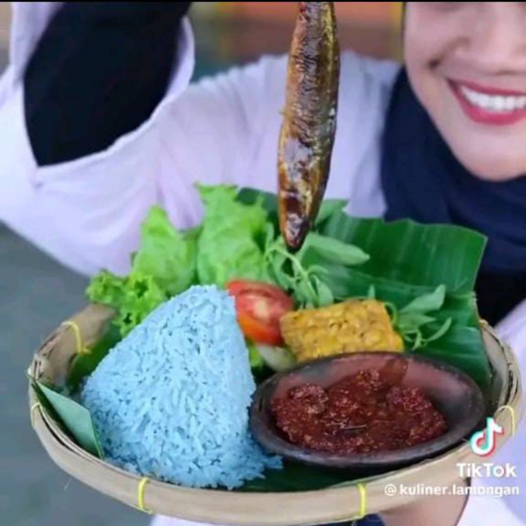 

Ikan salem 2ekor/Diproduksi oleh iwak asap gaberrr Lamongan