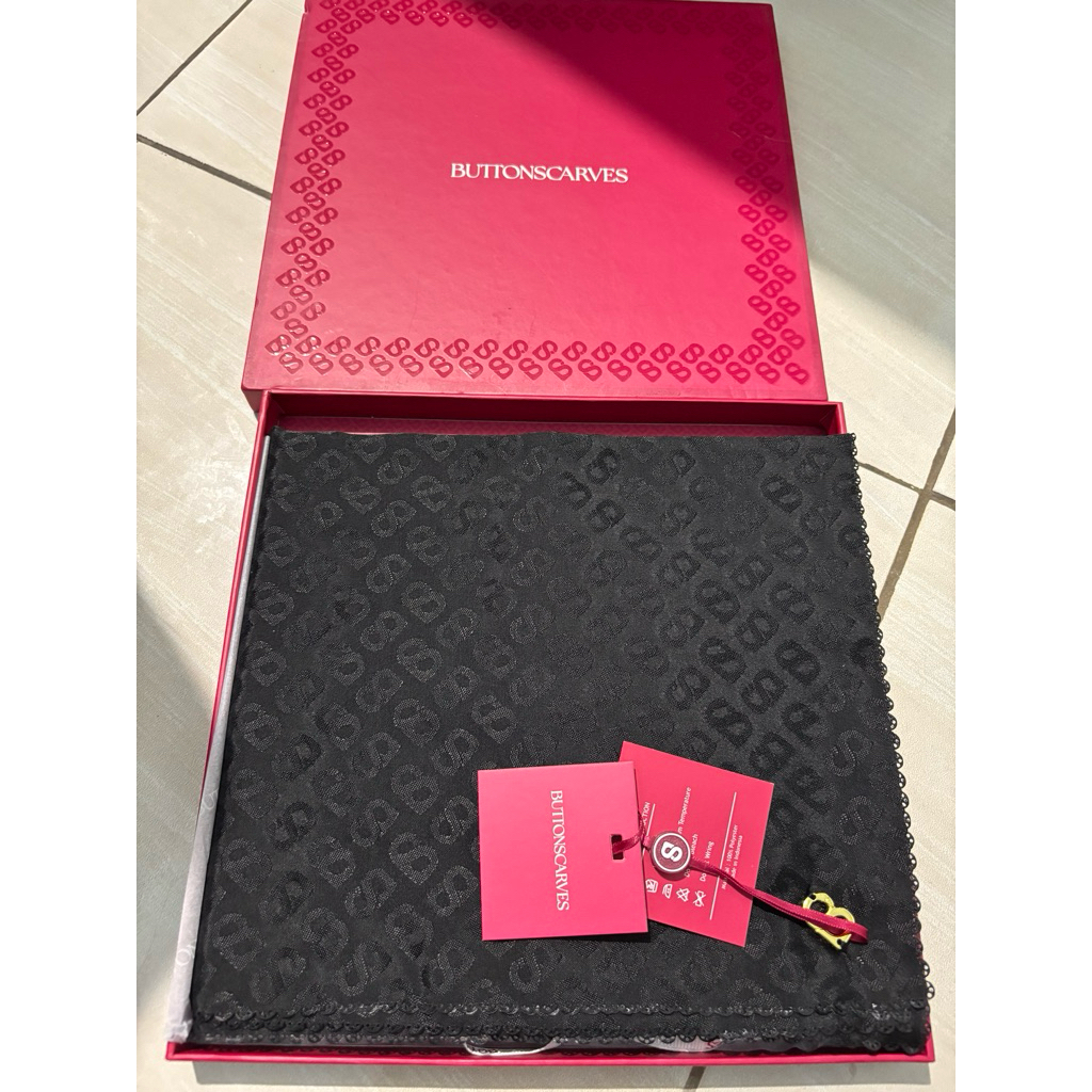 Buttonscarves Tapis Embossed,