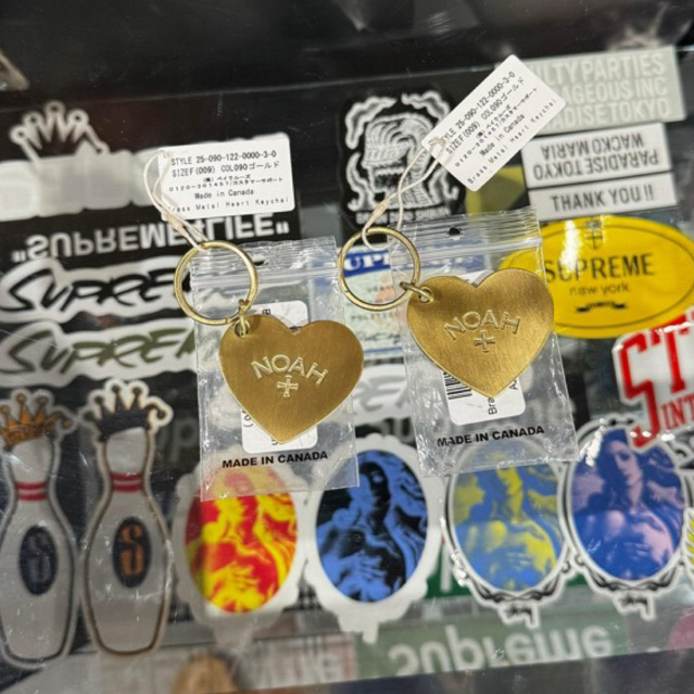 NOAH NYC - GRASS METAL HEART KEYCHAIN (GOLD)