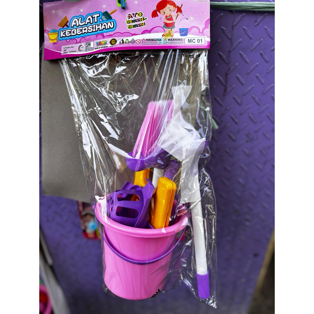 Mainan anak set alat kebersihan ember sapu pel