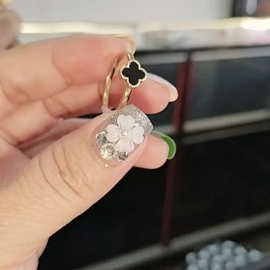 Cincin Wanita Bunga mawar Mata Hitam cantik dan Elegant