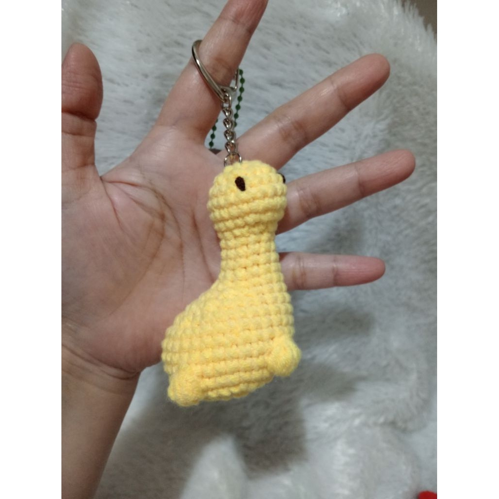 Gantungan kunci rajut Dino kuning