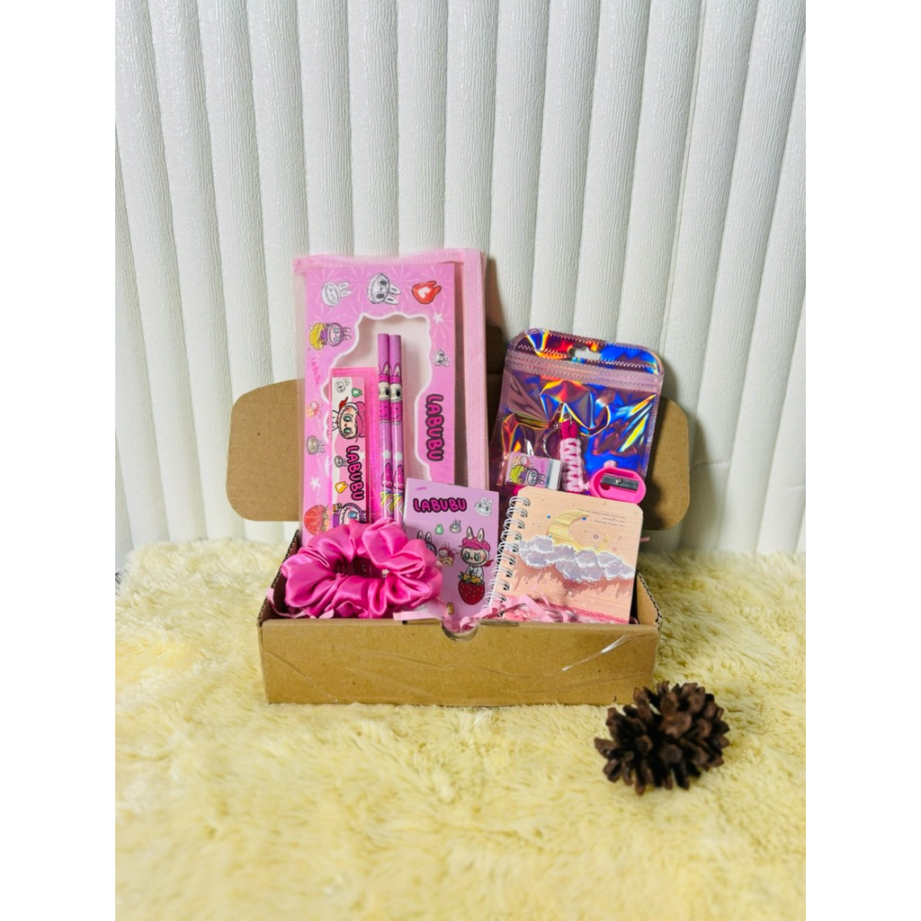 

Haikina - HAMPERS ULANG TAHUN/ STATIONERY UNTUK SOUVENIR HADIAH SEKOLAH / HAMPERS KADO GIFT / HAMPERS WISUDA ULANG TAHUN / ALAT TULIS PAKET / ALAT TULIS MURAH / PAKET ANAK UNIK DAN BERMANFAAT / HAMPERS KADO BOX