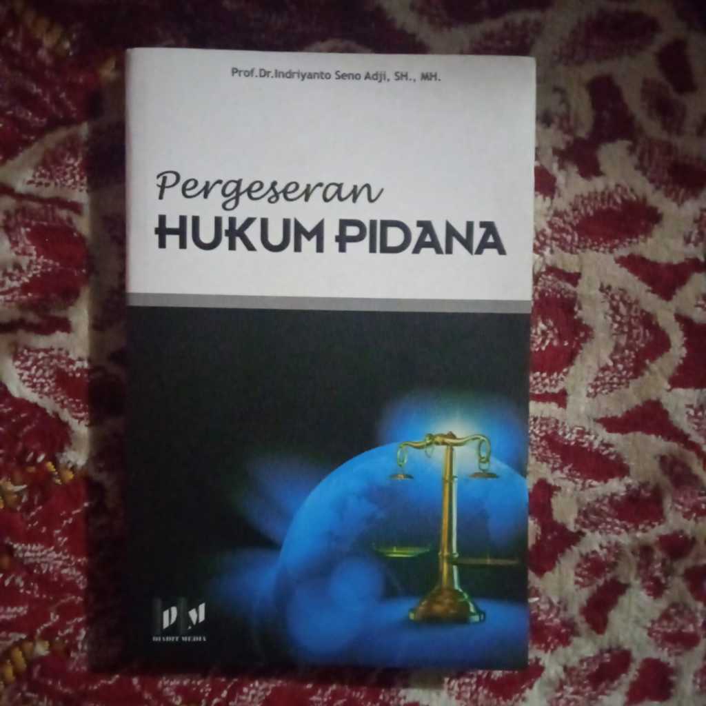 Buku PERGESERAN HUKUM PIDANA Kajian Kritis Perkembangan Hukum Pidana dan Pemidanaan Terhadap Kasus P