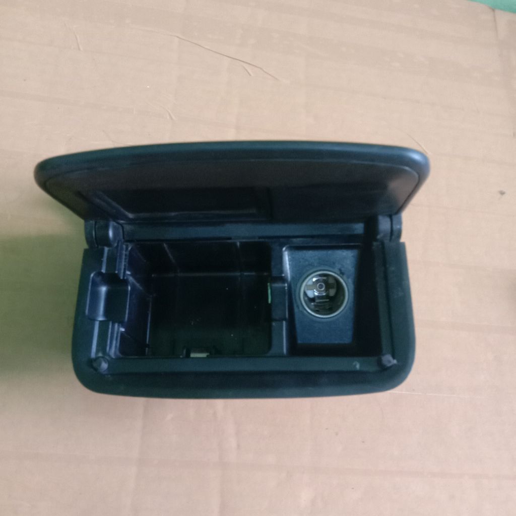 asbak mobil dan pemetik rokok soket daya 12v Toyota Camry original