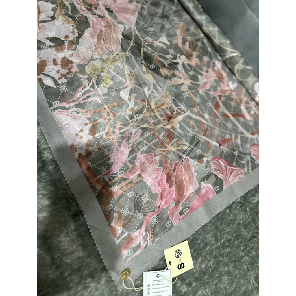 New as is Xanadu in Lava, Buttonscarves new with tag voal reguler square no box