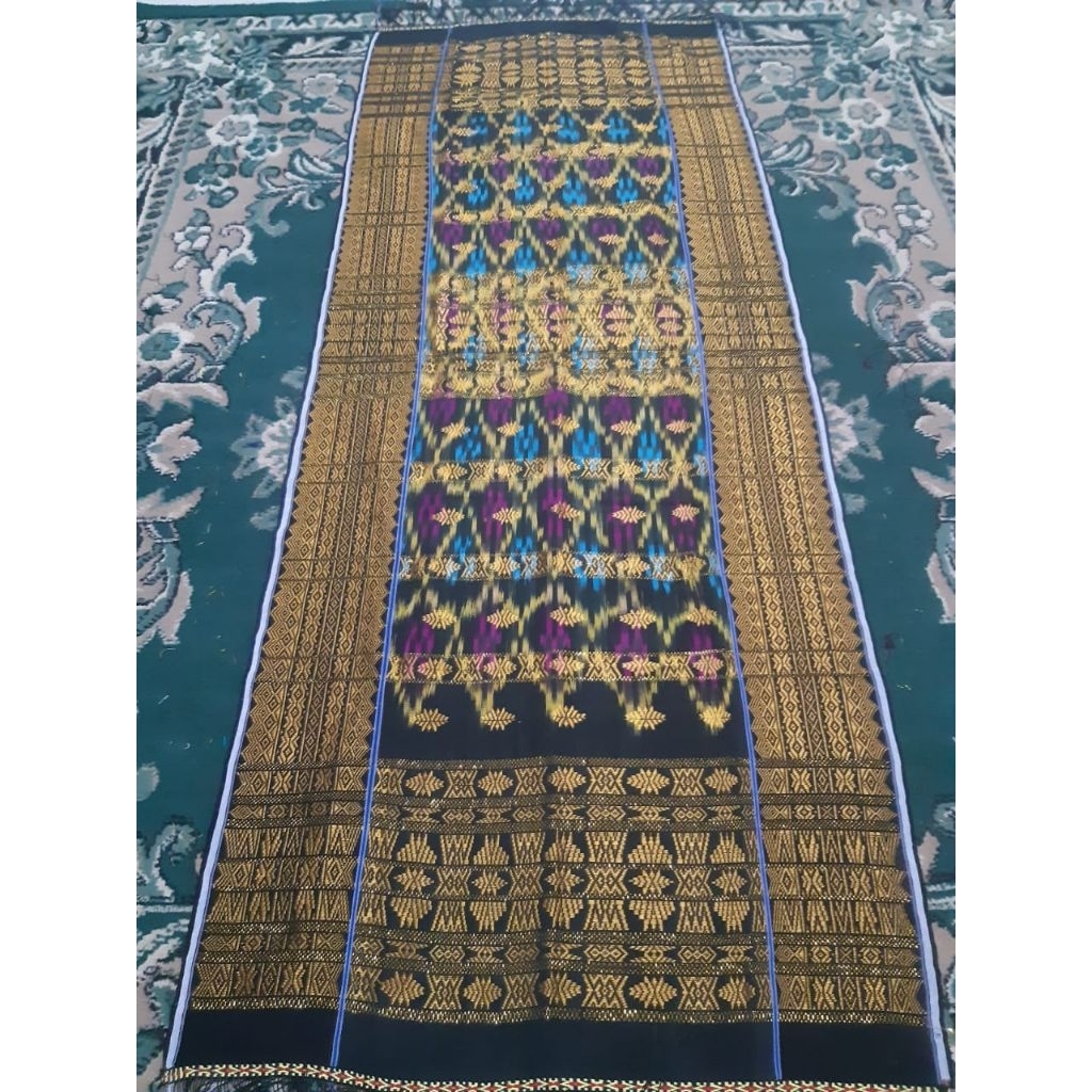 Uis Nipes Hitam Semi Sutra Tanpa Rumah Adat