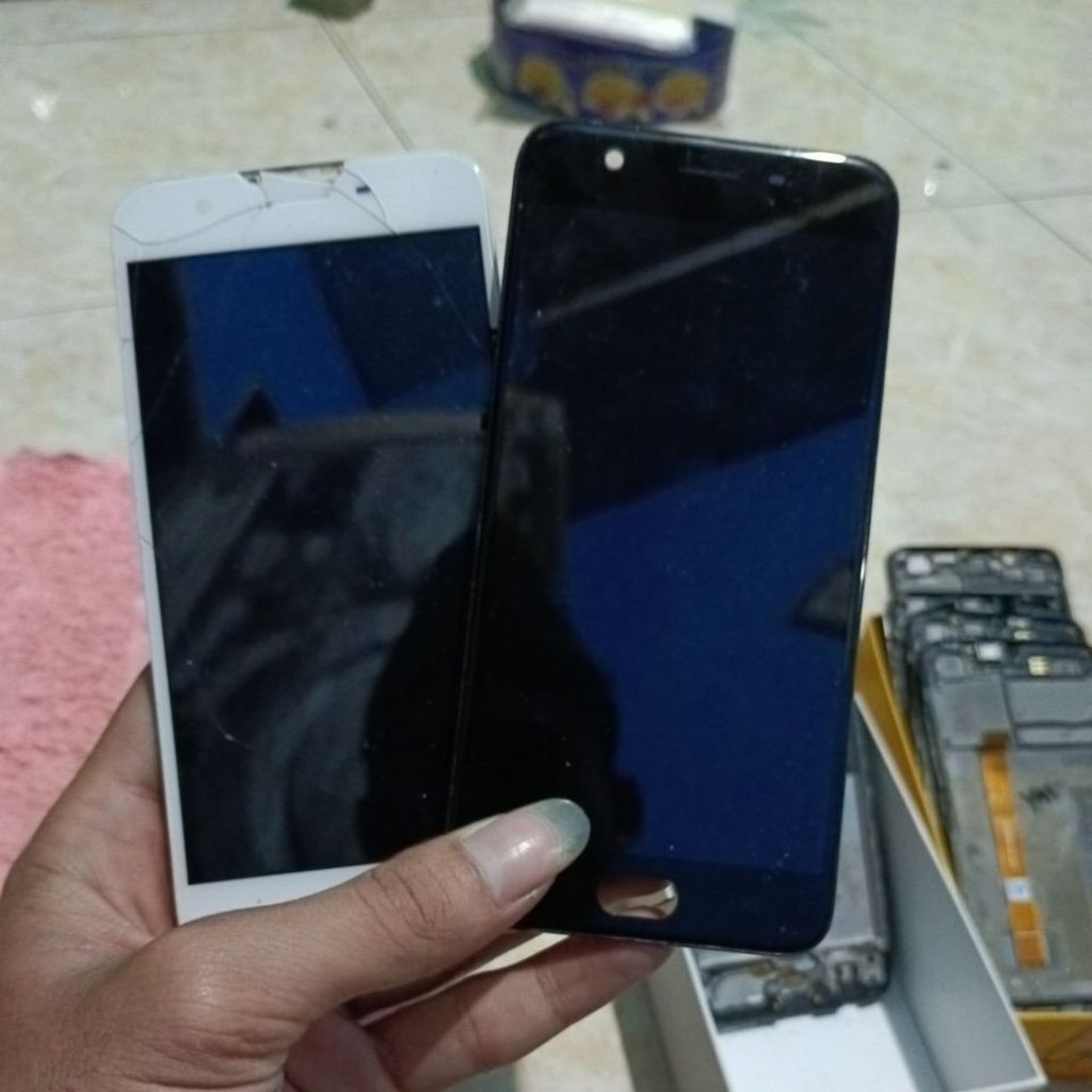 FRAME TATAKAN LCD TULANG TENGAH OPPO A57 DI KIRIM BERIKUT BEKAS LCD NYA ORIGINAL COPOTAN!!