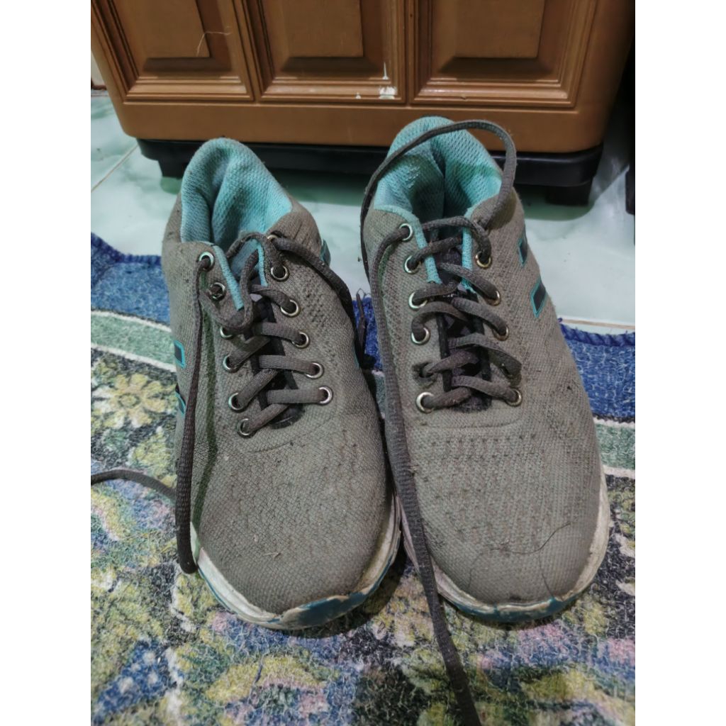 Sepatu olahraga sepatu bekas wanita empuk nyaman