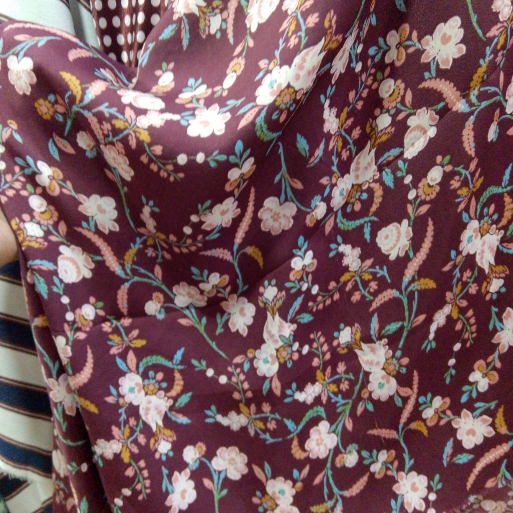 Kain Satin Silk Motif Bunga Maroon Premium – Bahan Jahit Dress, Gamis, Blouse zk