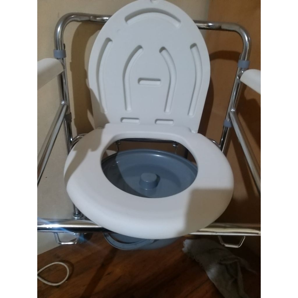 kursi bab roda/kursi toilet commode chair roda kursi lansia