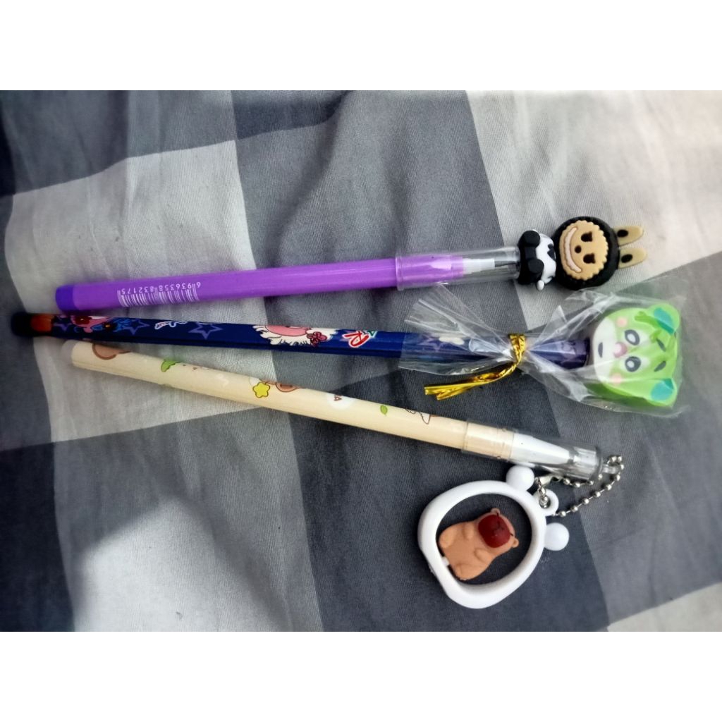 

alat tulis karakter (2 pensil + 1 pulpen)