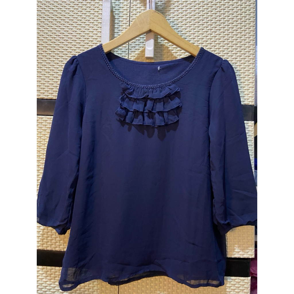 PRELOVED BLOUSE SIFON NAVY RUFFLE CAKEP