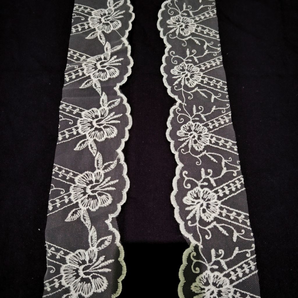 Renda Tile Pinggiran Diamond Mesh Lebar 27cm, 31cm Panjang 1,65m Warna Putih Tulang, Broken White Un