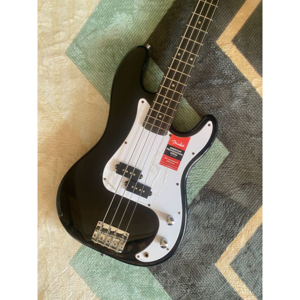 Bass Fender Precision Black White custom