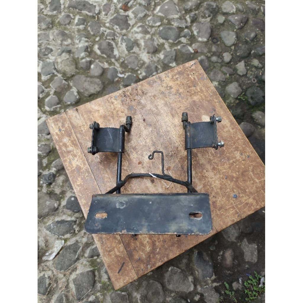 breket pangkon lampu depan megapro hiu original