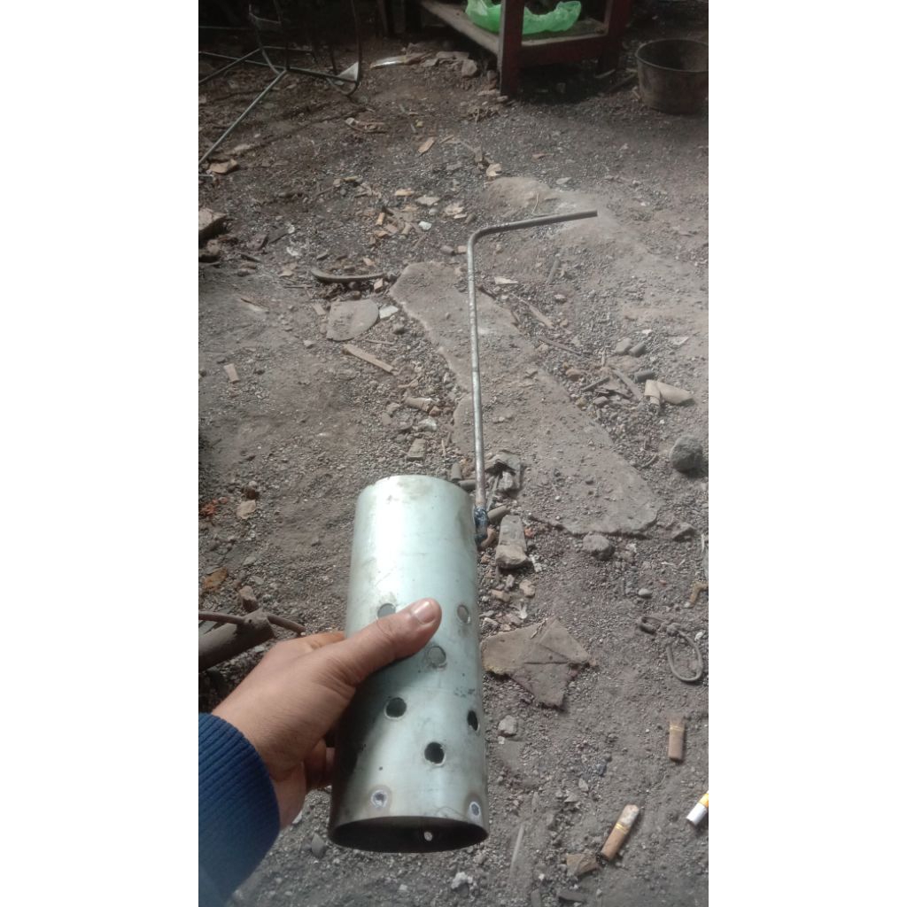 Cemplongan mulsa / Plong mulsa / Pelubang plastik