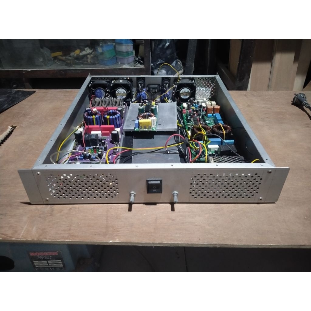Box Power Amplifier 1,5 U (46×42×7,5 cm) plat besi+aluminium