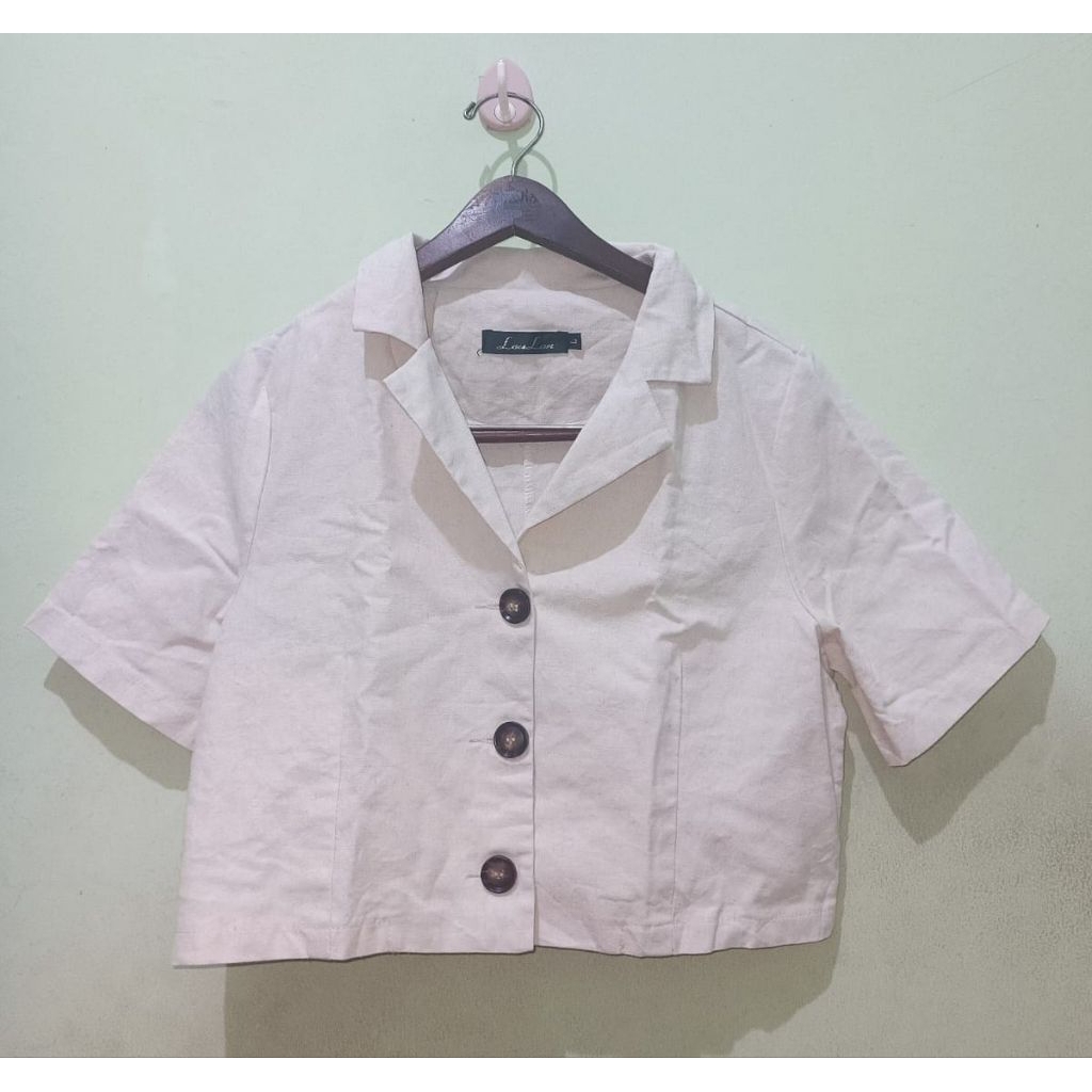 PRELOVED LOULAN Blazer Crop Daily Lengan Pendek Wanita Broken White LD 96
