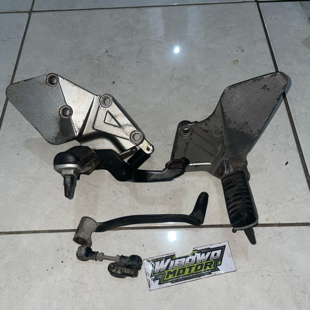 BOSTEP DEPAN KAWASAKI NINJA RR UNDERBOND KAWASAKI NINJA RR ZX
