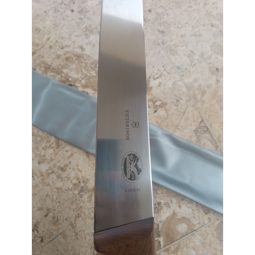 PISAU SEMBELIH VICTORINOX STRAIGHT ROSEWOOD 31CM