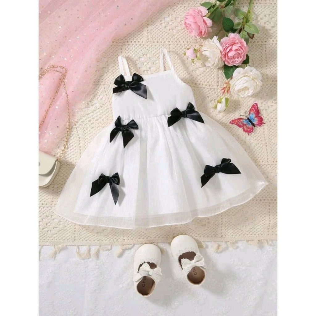 Gaun Putih Hitam Pita Anak dengan Hiasan Pita Hitam Elegan untuk Penampilan Mengesankan