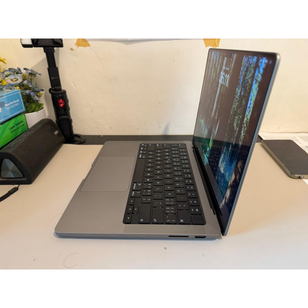 macbook pro M3 2023 14 inc, ram 8 GB, SSD 512 GB second