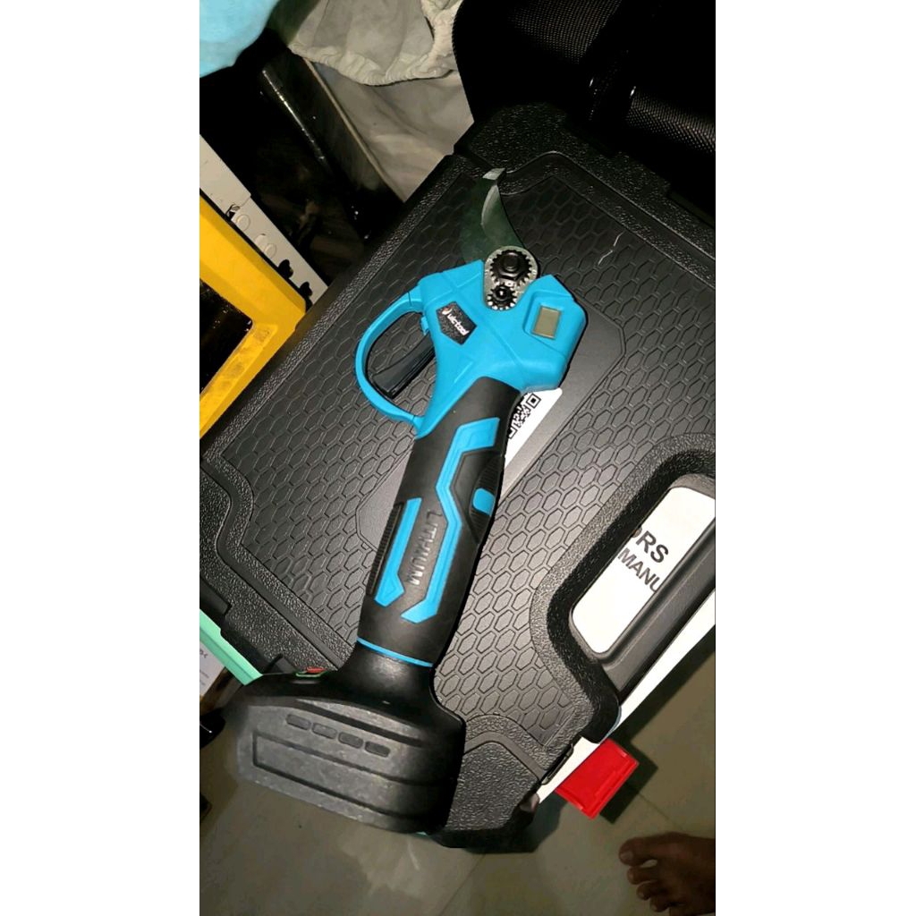 gunting dahan elektrik