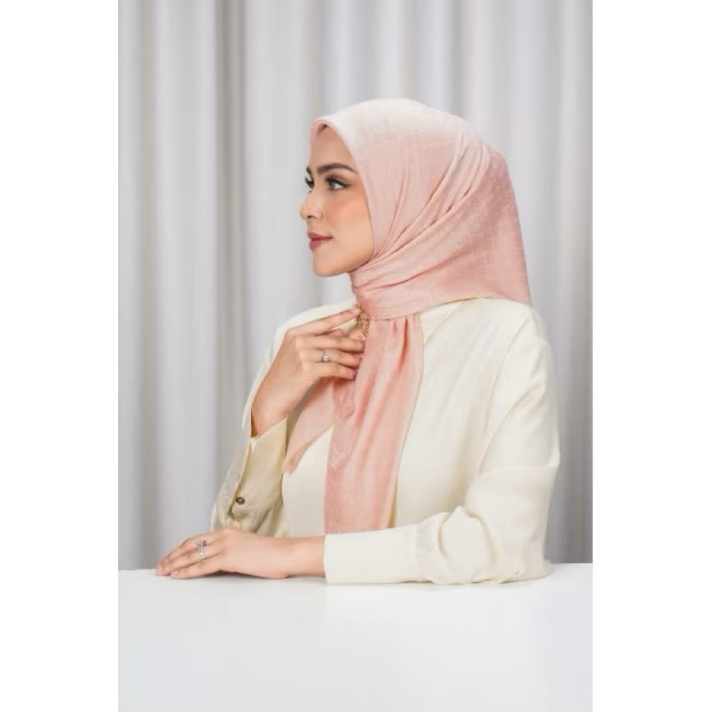 BUTTONSCARVES AS IS TAPIS SQUARE DAN TAPIS EMBOSSED