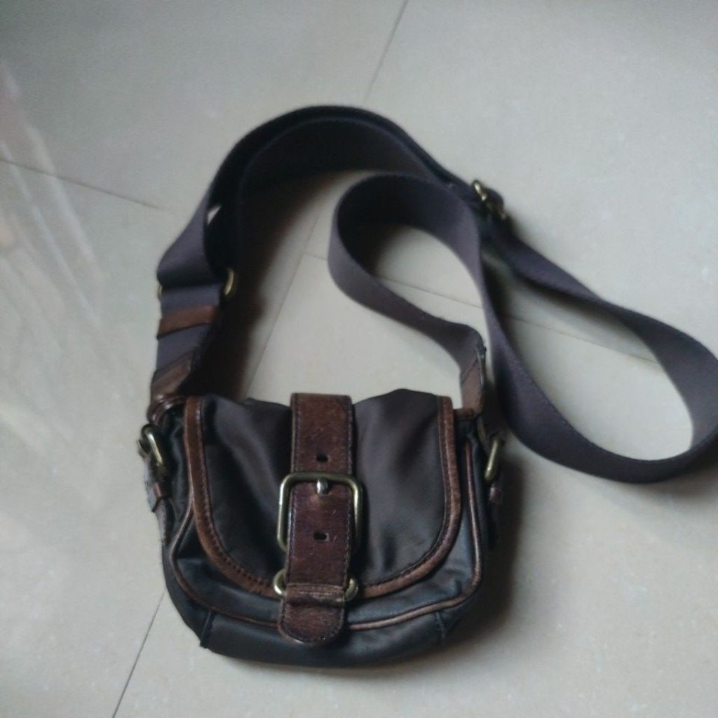 tas selempang fossil kecil