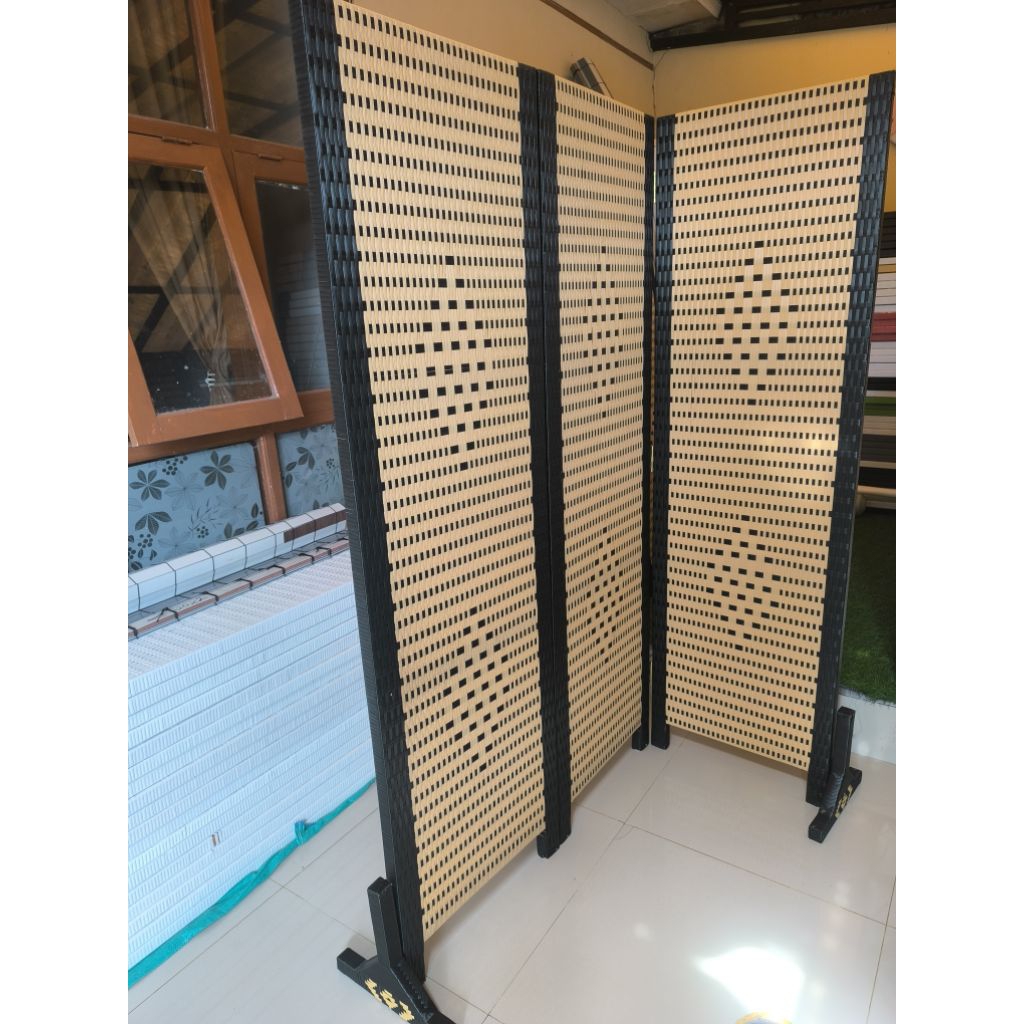 Partisi sketsel pembatas penyekat ruangan lipat portable rotan sintetis