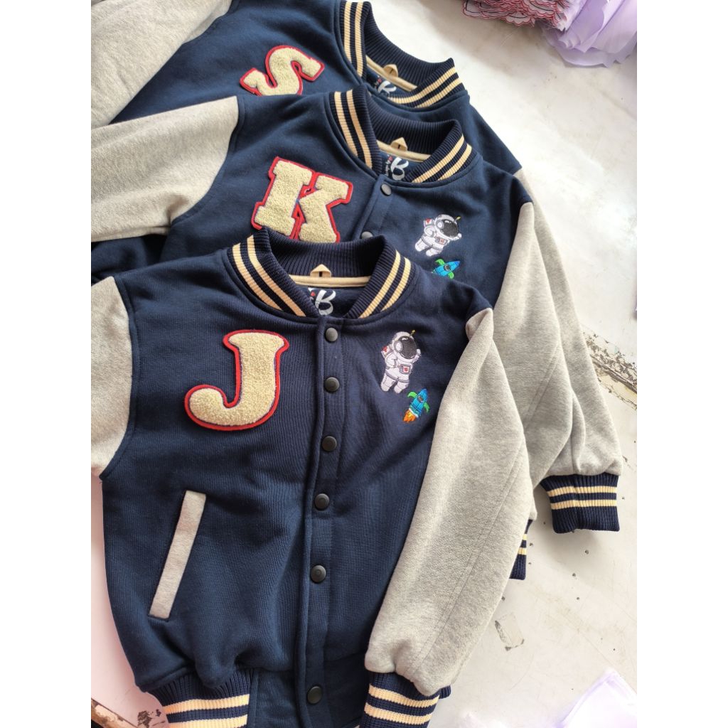 Jaket varsity Inisial  Jaket varsity anak premium Jaket baseball Anak premium Gratis inisial huruf b