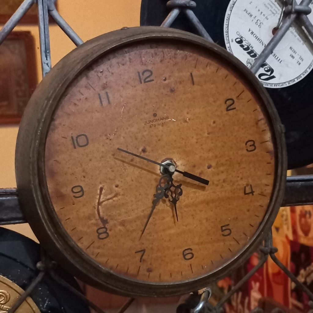 jam dinding antik junghans cafe aesthetic jam antik hiasan cafe