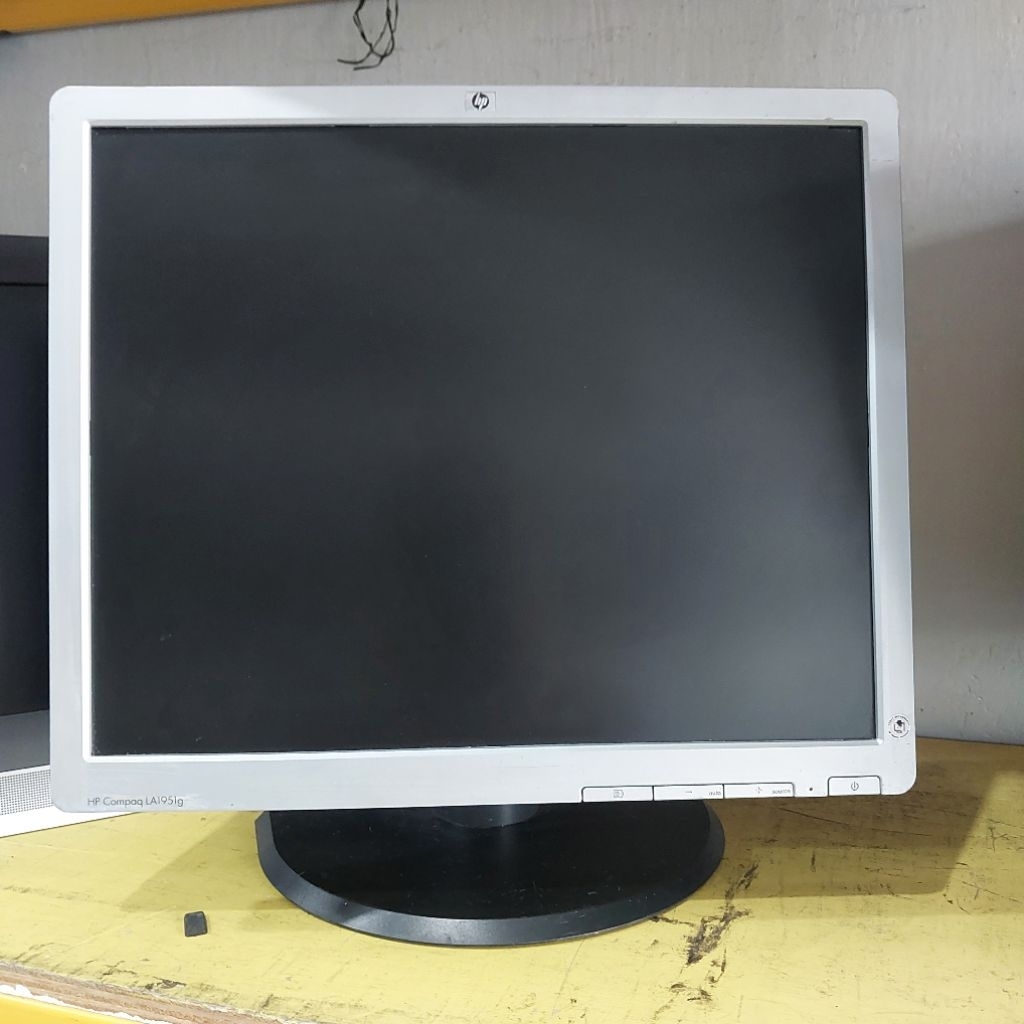 LCD Monitor 19 inch KOTAK WAJIB CO PACKING KAYU