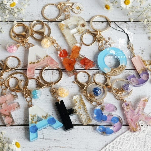 Gantungan Kunci Inisial / Gantungan Resin / Gantungan Kunci Lucu / Bunga Kering