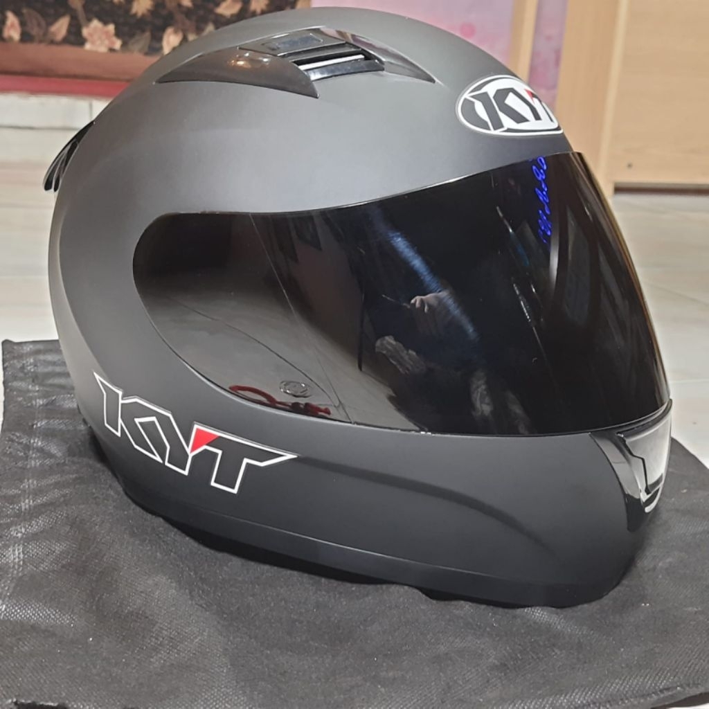 Helm KYT full face R10 series. Ukuran XXL
