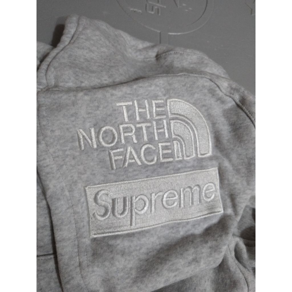 Sweater TNF x Supreme