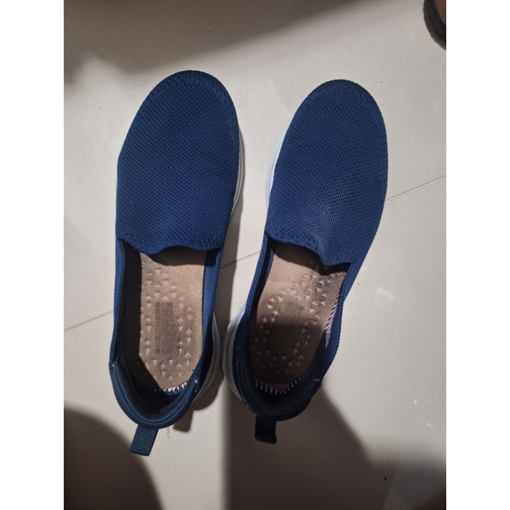 Preloved - Sepatu skechers wanita