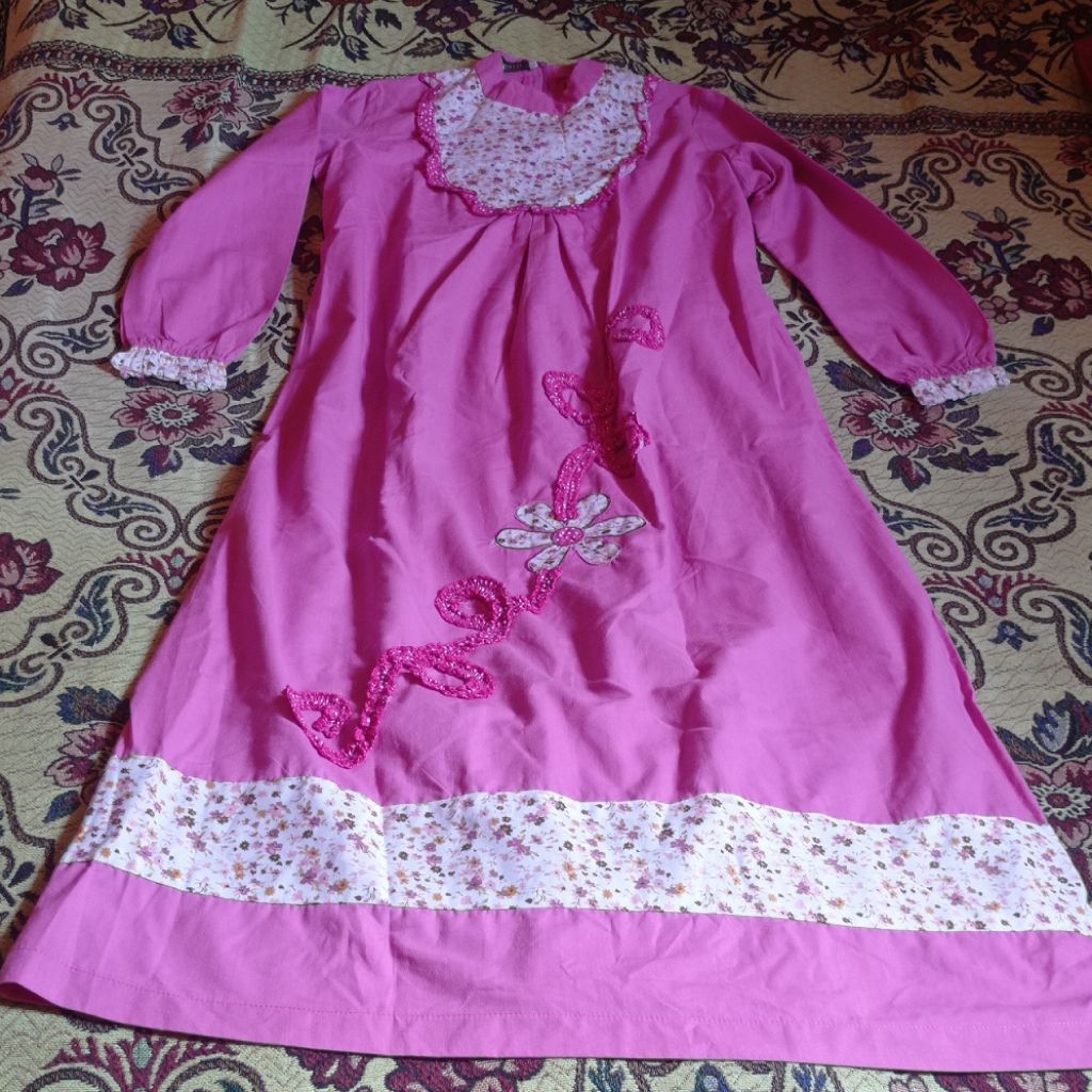 Gamis Pink Motif Bunga – Ukuran S