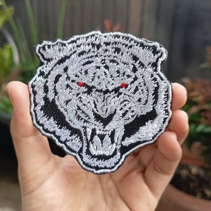 Emblem Patch Bordir Kepala Macan Putih Kecil