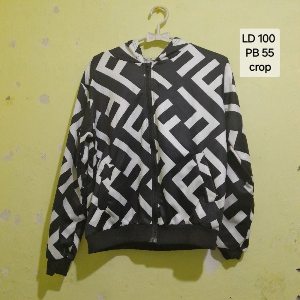 preloved jaket hitam putih