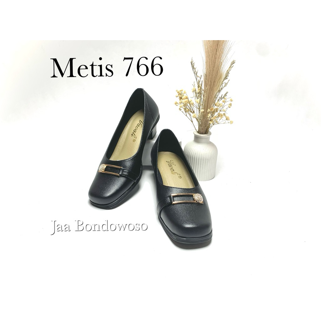 Vavali Sepatu Pantofel Hitam untuk Pelajar Wanita Varian Metis 766 dengan Desain Elegan dan Nyaman