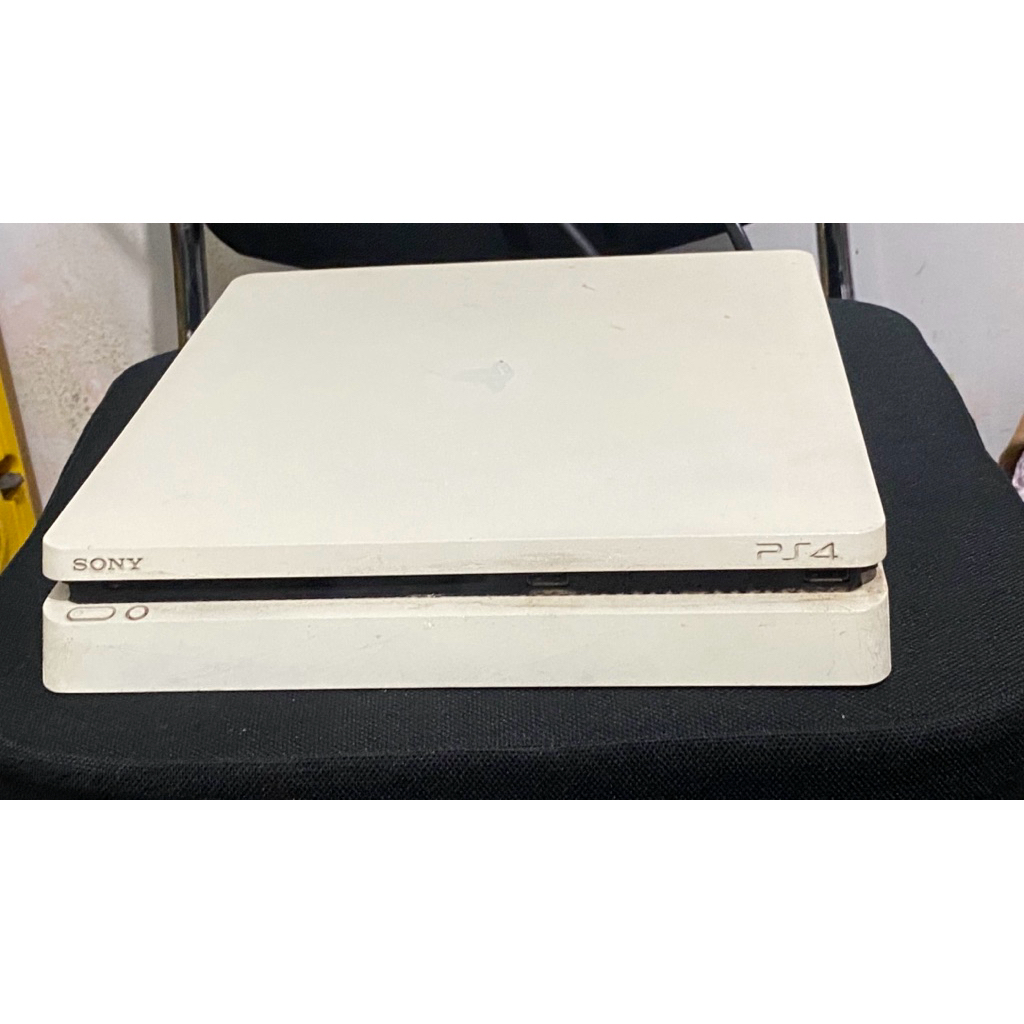 PS 4 Slim Hen