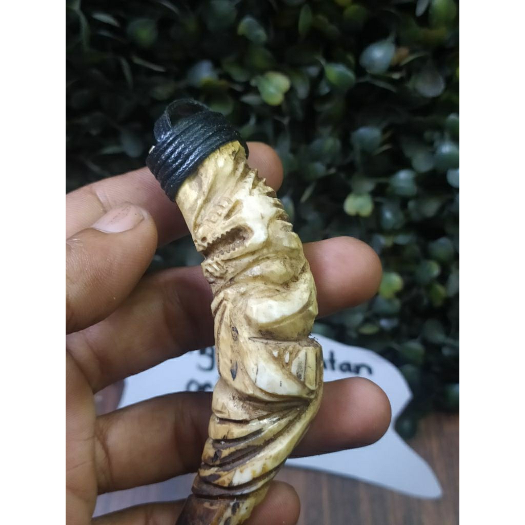 kalung liontin ukir bahan asli /kalung unik bonus tali kalung hitam