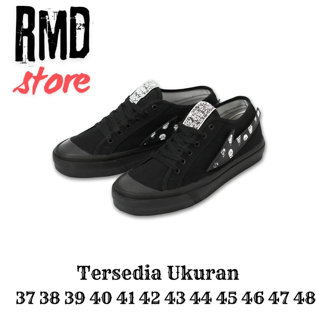 Black Hidden Pluto Smile - Sepatu Hitam Sneakers Kasual Pria  Wanita Sepatu Sekolah Big Size 46 47