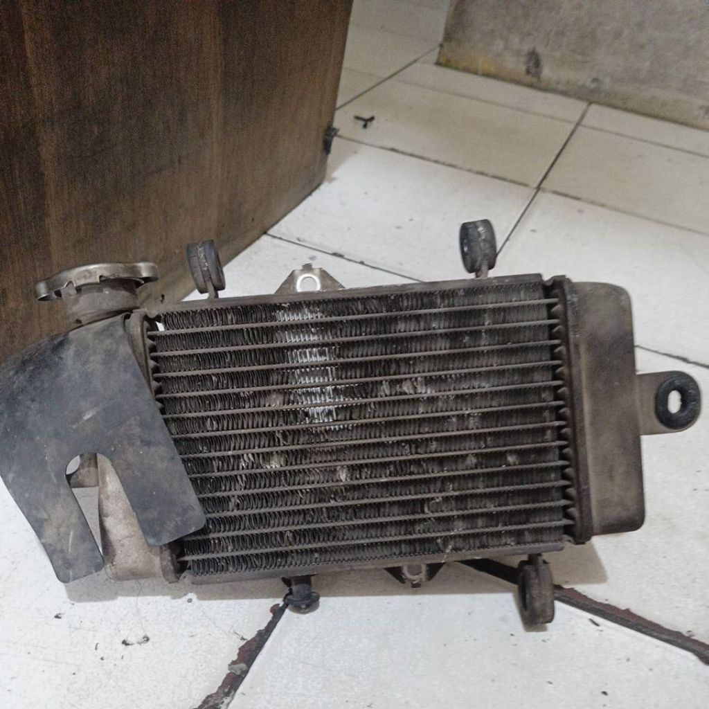 aksesoris motor sparepart radiator motor Yamaha R15 bekas second original radiator r15 v2