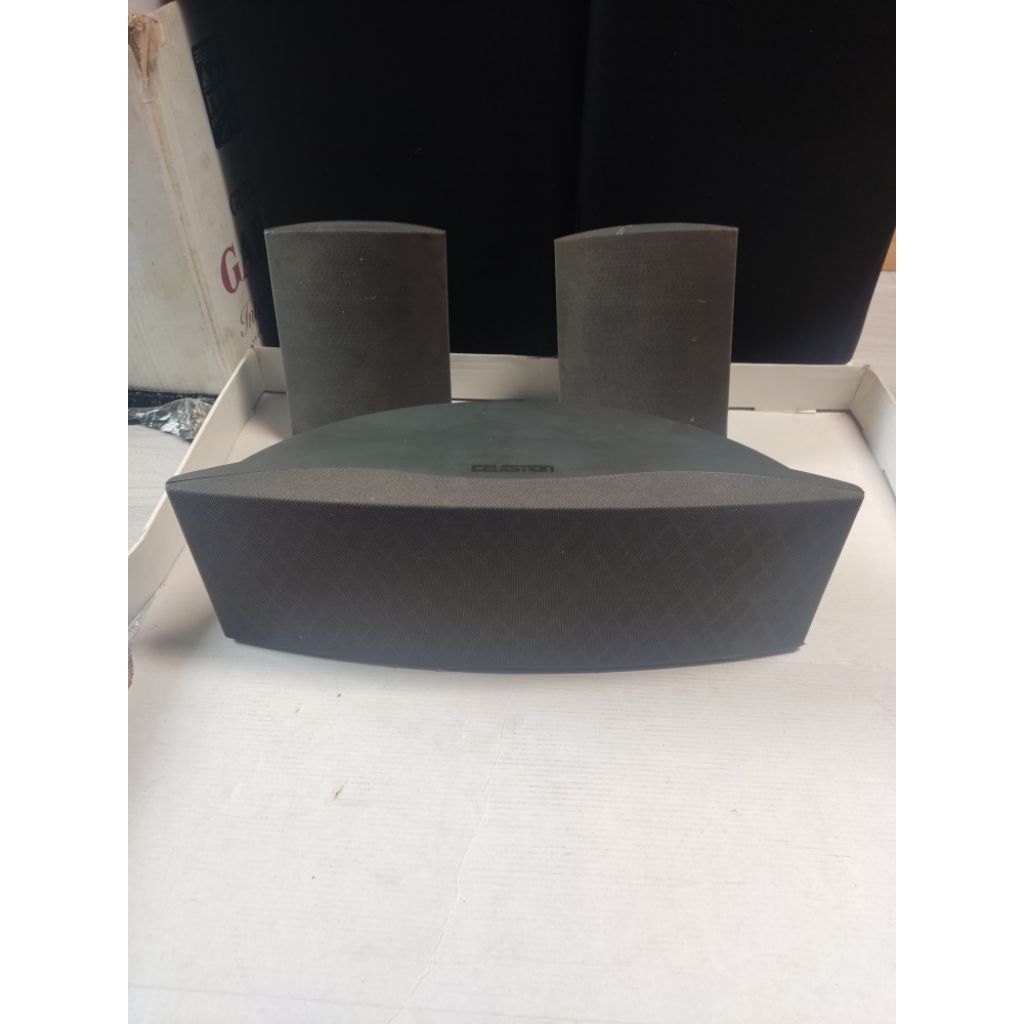 speaker celestion made in Denmark ( center Dan front atau surround )