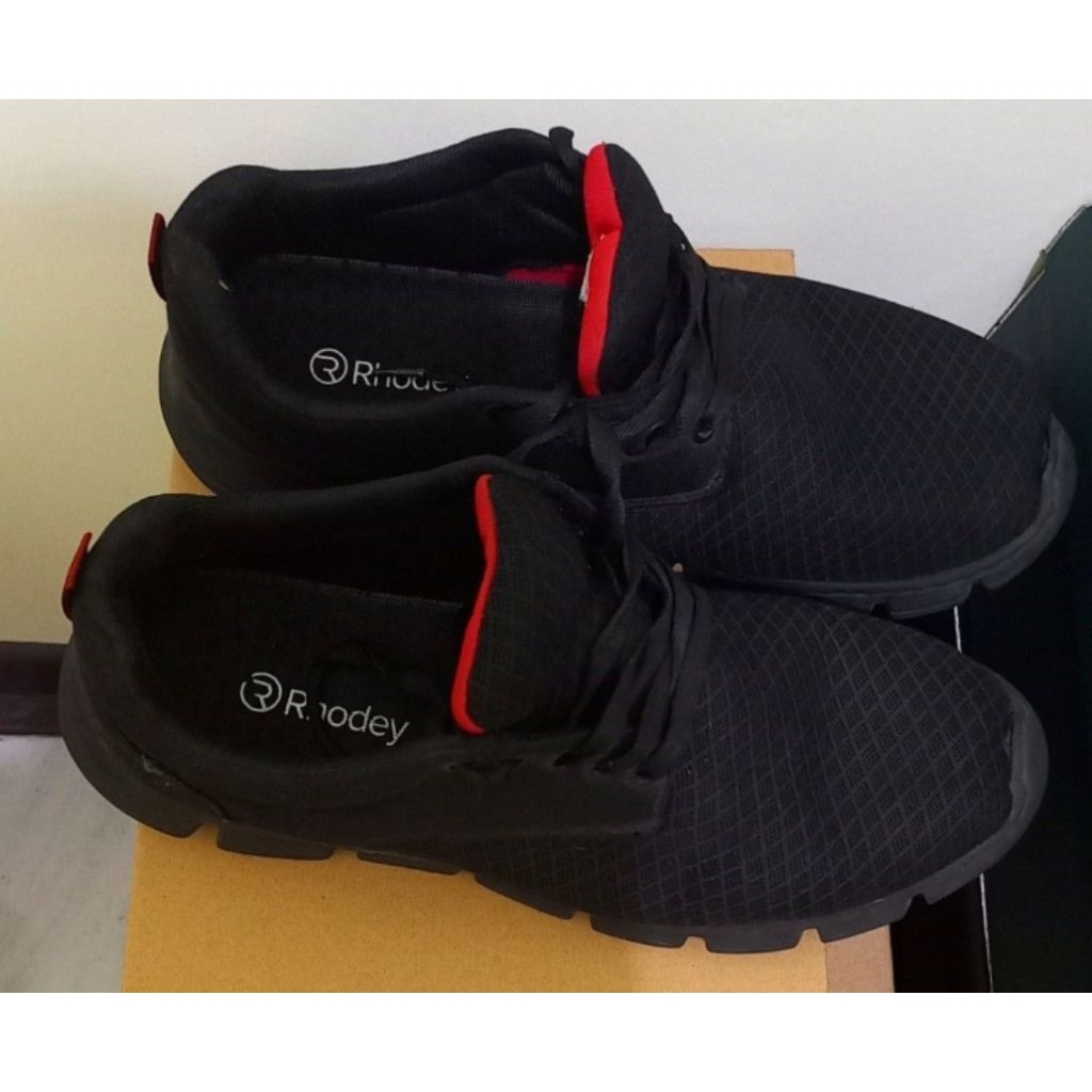 SEPATU SPORT LC WAIKIKI SIZE 42 HITAM SEPATU SPORT PRIA